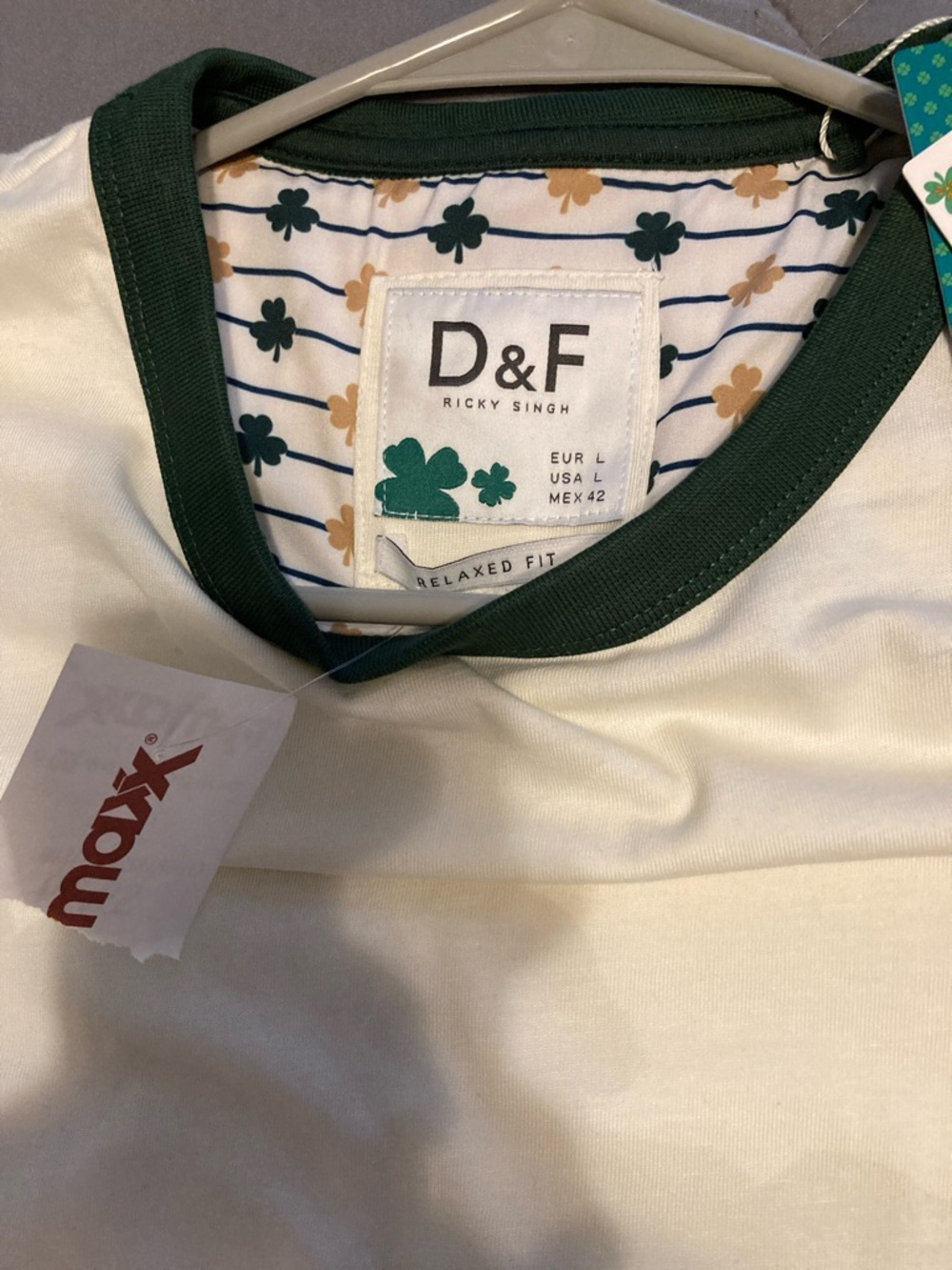 Men’s cream Tee with Green Trim